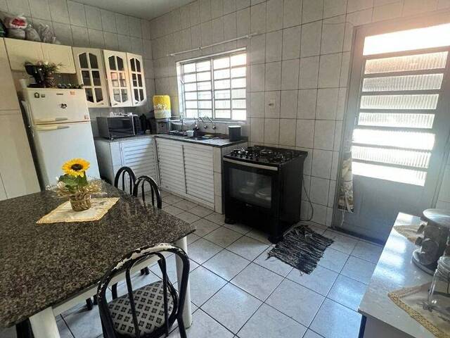 #689 - Casa para Venda em Guaratinguetá - SP - 2